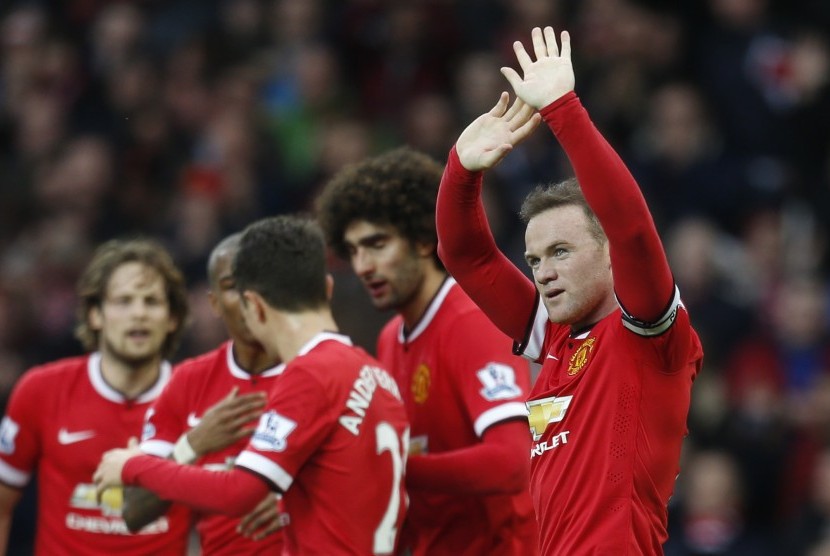  Wayne Rooney celebrates with team mates after scoring the third goal for Manchester United