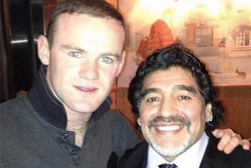 Wayne Rooney dan Diego Maradona usai makan malam