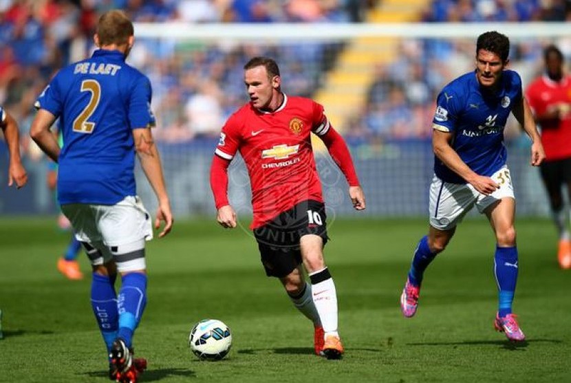 Wayne Rooney diadang pemain Leicester City.