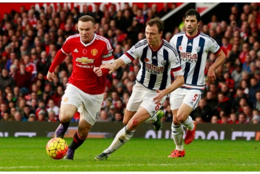 Wayne Rooney diikuti oleh bek West Bromwich Albion Jonny Evans.