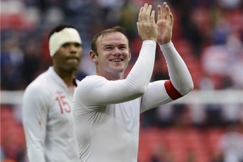 Wayne Rooney (kanan) dan Joleon Lescott merayakan kemenangan usai mengalahkan Belgia dalam laga uji coba di Stadion Wembley, London, Sabtu (2/6). 