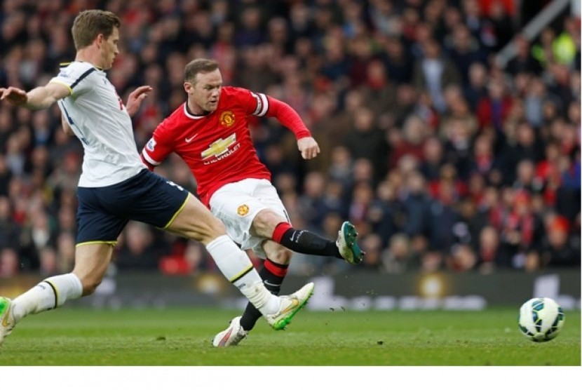 Wayne Rooney (kanan) saat mencetak gol ke gawang Tottenham Hotspur