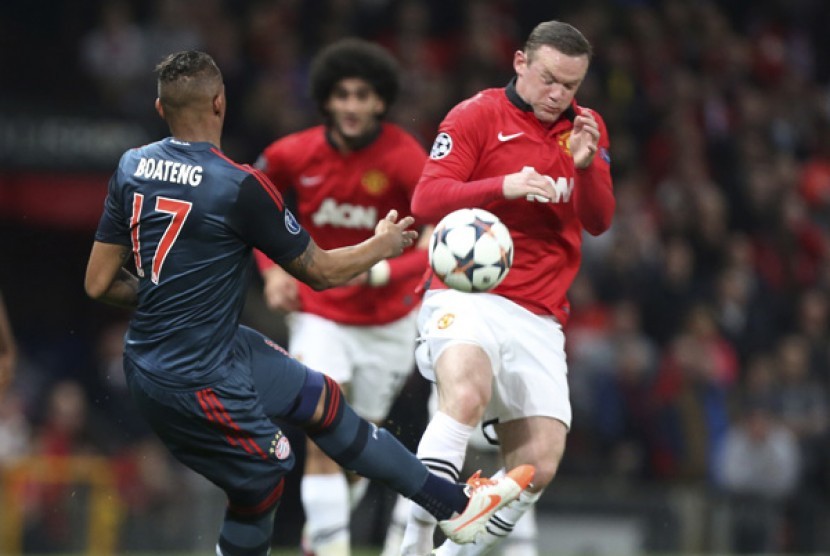 Wayne Rooney (kanan) saat menghalau tendangan pemain Bayern Muenchen Jerome Boateng dalam leg pertama babak delapan besar Liga Champions, di Old Trafford. 