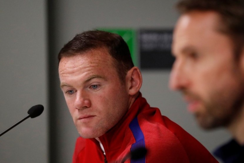 Wayne Rooney (kiri) bersama pelatih timnas Inggris Gareth Southgate dalam konferensi pers.