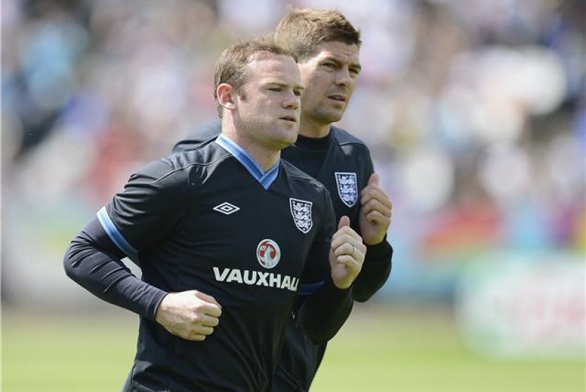 Wayne Rooney (kiri) dan Steven Gerrard 