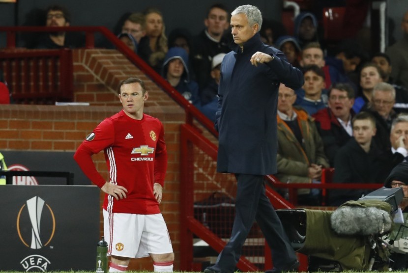 Wayne Rooney (kiri) menunggu instruksi Jose Mourinho sebelum masuk pada babak kedua laga Grup A Liga Europa lawan Zorya, Jumat (30/9) dini hari WIB. Pada laga yang digelar di Old Trafford itu, United menang 1-0.