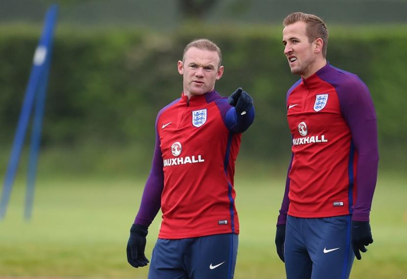 Wayne Rooney (kiri) saat masih memperkuat timnas Inggris bersama Harry Kane (kanan). 