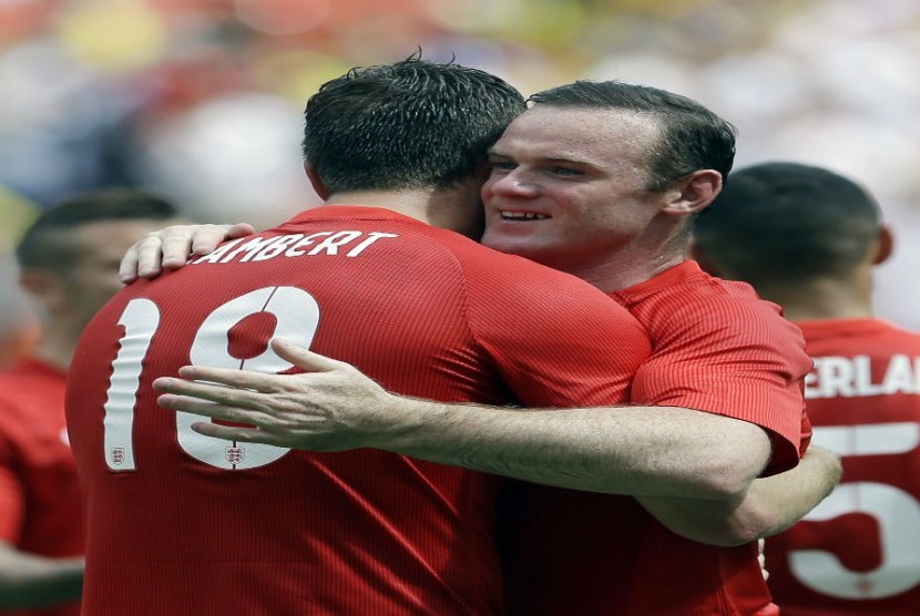 Wayne Rooney mendapat ucapan selamat dari Rickie Lambert usai menjebol gawang Ekuador