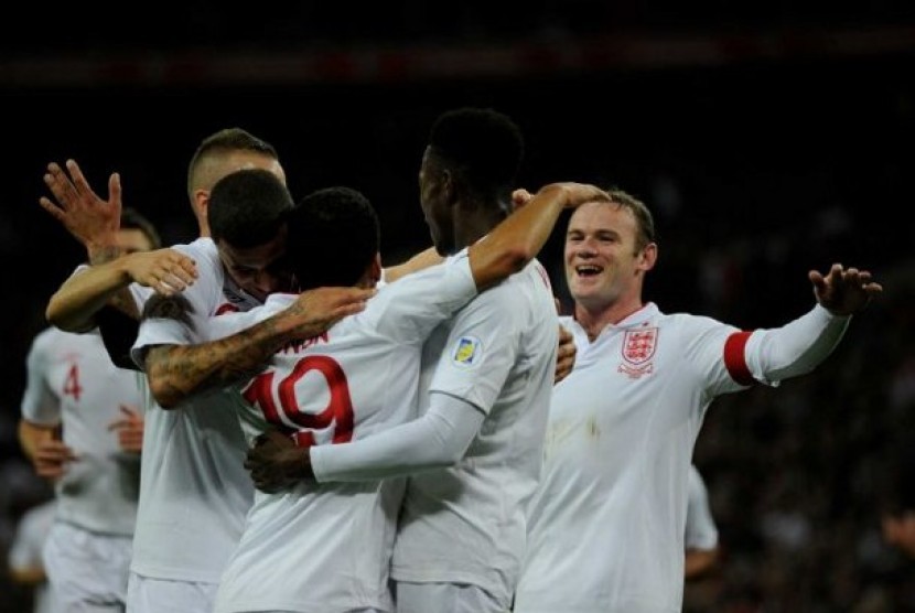 Wayne Rooney mengenakan ban kapten di lengan, merayakan gol bersama rekan-rekannya saat melawan San Marino pada Sabtu (13/10/2012) dini hari. Inggris menang dengan skor telak 5-0