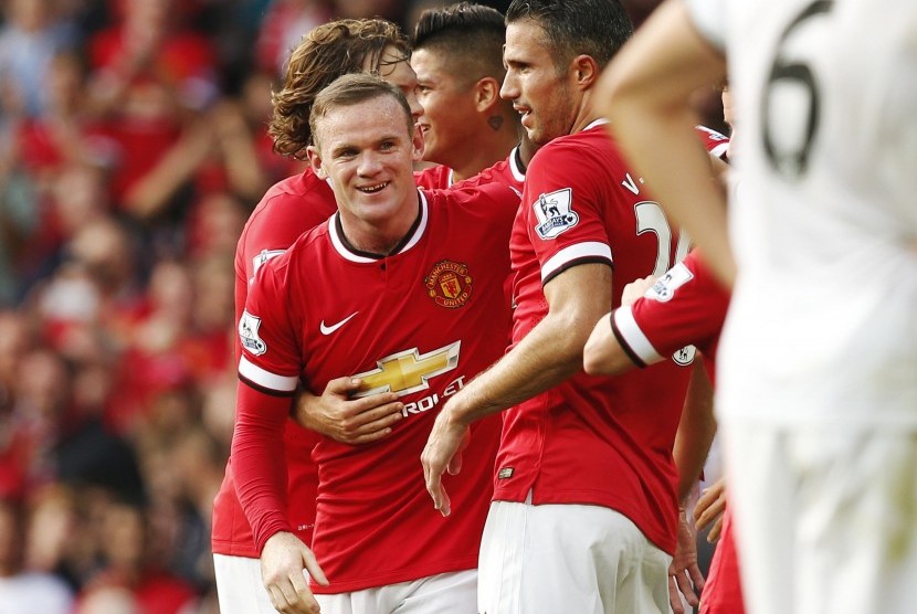 Wayne Rooney merayakan gol ke gawang QPR.