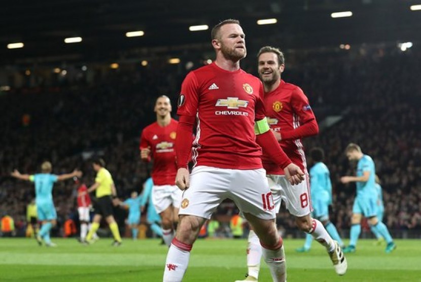 Wayne Rooney merayakan gol Manchester United di babak pertama melawan Feyenord, Jumat (25/11), di Old Trafford.