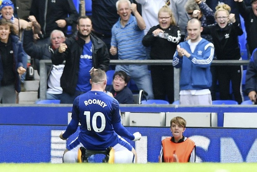 Wayne Rooney merayakan golnya ke hadapan pendukung Everton.