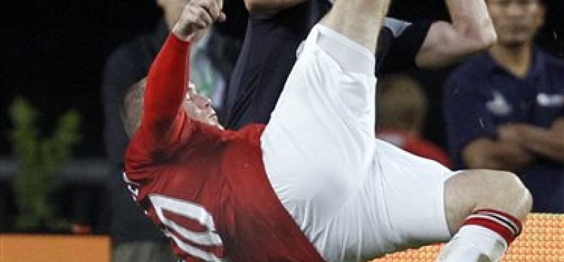 Wayne Rooney saat melepaskan tendangan salto.
