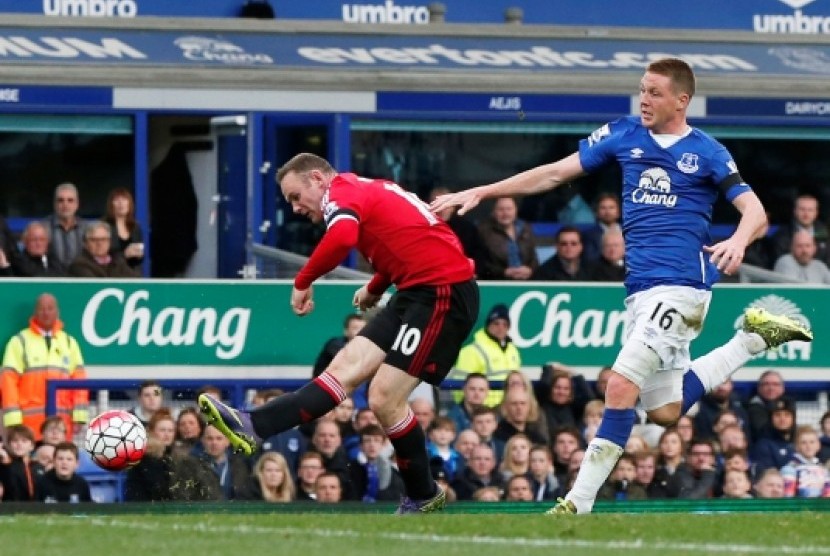 Wayne Rooney saat membobol Everton.