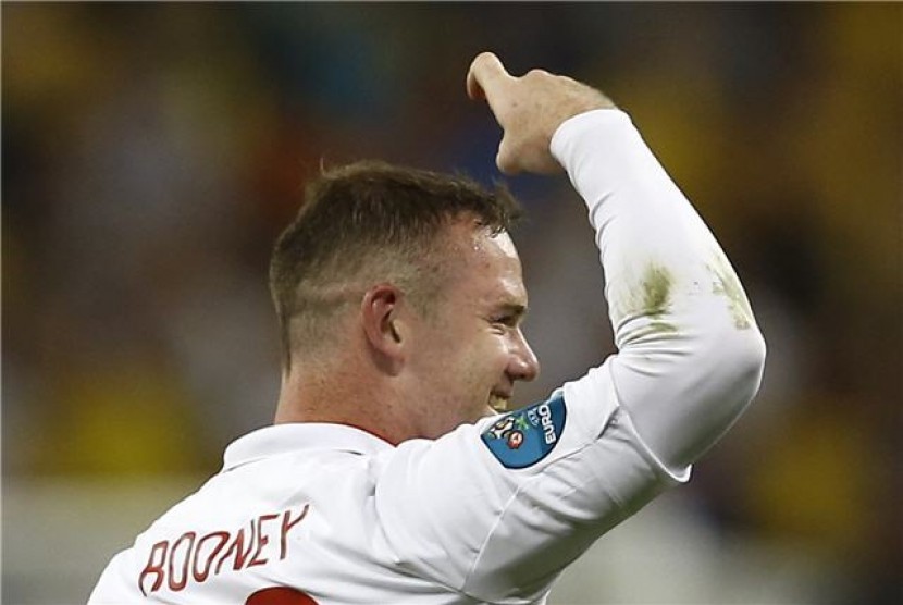  Wayne Rooney, striker timnas Inggris, melakukan selebrasi 'semprot hairspray' usai menjebol jala Ukraina di laga terakhir Grup D Piala Eropa 2012. 