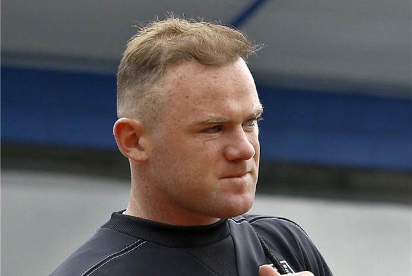 Wayne Rooney, striker timnas Inggris, tampil dengan gaya rambut baru saat mengikuti sesi latihan timnas di Krakow, Polandia, pada Rabu (13/6). 