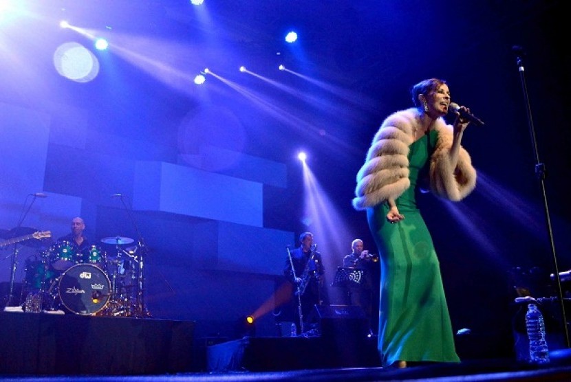 Wearing green, Lisa Stansfield hipnotizes the audience with her performance at the Java Jazz Festival in Jakarta on Saturday night. 