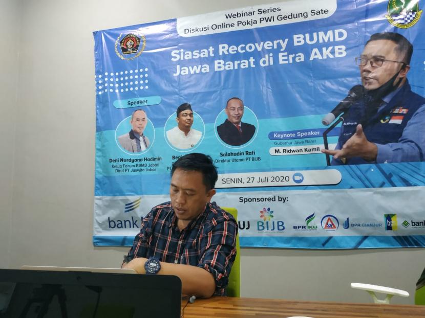 Webinar dengan tema Siasat Recovery BUMD Jabar di era AKB yang digelar oleh PWI Jabar Gedung Sate, Senin (27/7) dengan keynote speaker Gubernur Jabar Ridwan Kamil.