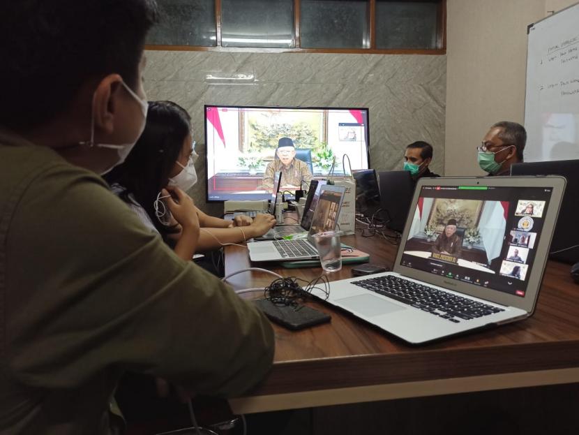 Webinar Fakultas Hukum UNPAD dan Ikatan Keluarga Alumni Notariat (IKANO) Unpad dengan Tema Branding Ekonomi Syariah Indonesia: Menuju Pusat Ekonomi Syariah Dunia pada Rabu (10/3) secara virtual.