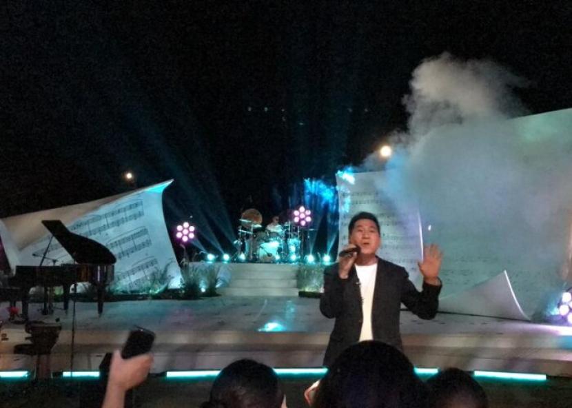 Wen Zhang alias Sugianto Djingga saat tampil di konser bertajuk “The Sea of Sound: Embarking on Transnational Musical by the Seaside” yang digelar di Sanmeiwan Convention Center, Sanya, Provinsi Hainan, Cina, 29 Maret 2024 lalu.