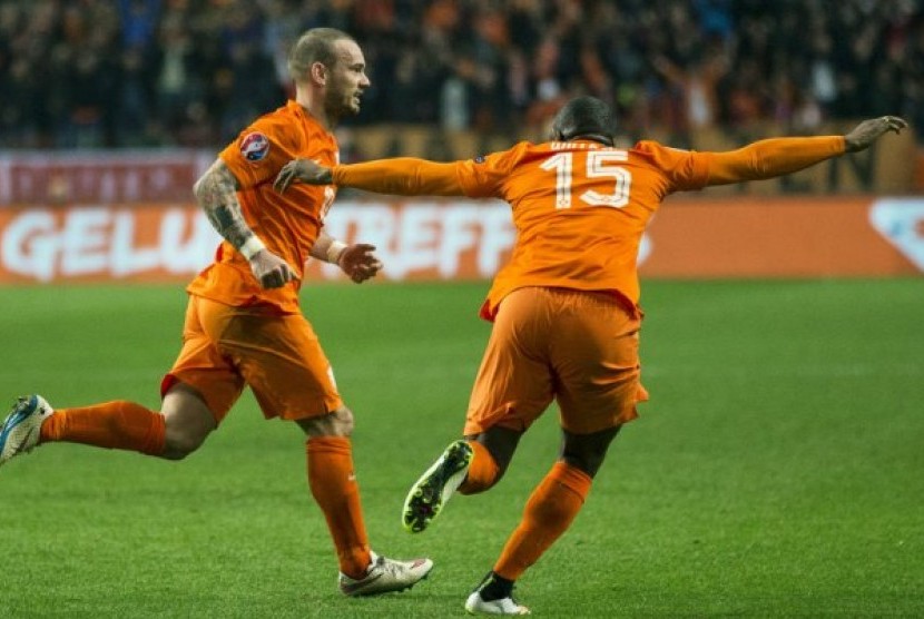 Wesley Sneijder (kiri) berlari usai menjebol gawang Turki.