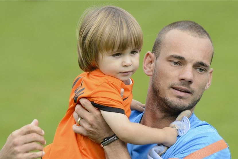 Wesley Sneijder, playmaker timnas Belanda, bersama putranya Julian usai sesi pertama latihan timnas di Lausanne, Swiss, Jumat (18/5).  