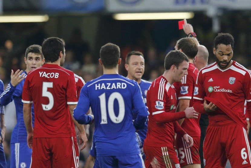 West Bromwich Albion's Claudio Yacob (2nd L) is shown the red card by referee Lee Mason during their English Premier League soccer match against Chelsea at Stamford Bridge in London November 22, 2014