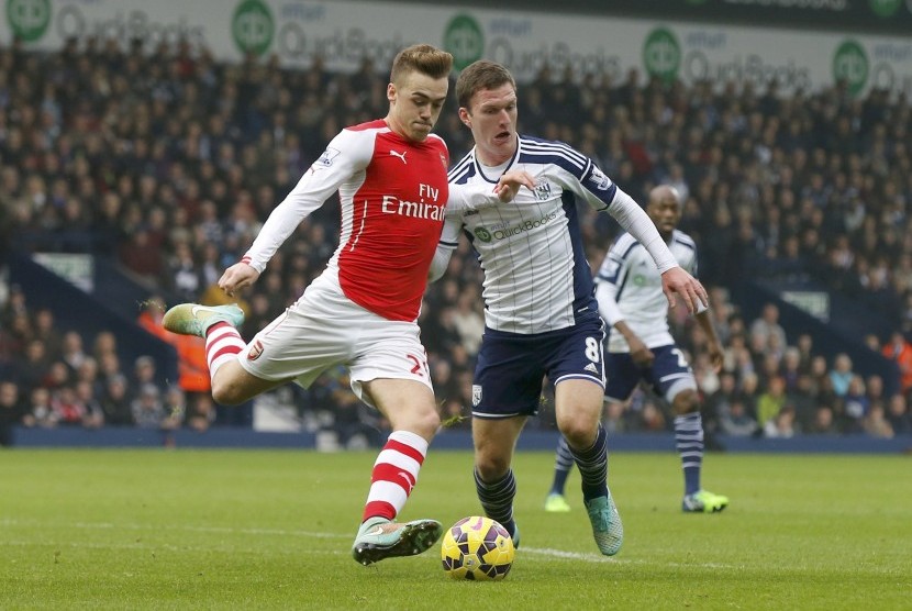 West Bromwich Albion's Craig Gardner challenges Arsenal's Calum Chambers (L) during their English Premier League soccer match at The Hawthorns in West Bromwich, central England November 29, 2014. 