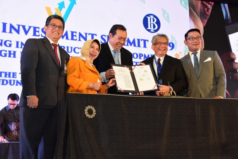 West Java Investment Summit 2019 yang diselenggarakan Pemerintah Provinsi Jawa Barat di Trans Luxury Hotel, Bandung, Jumat (18/10) telah berhasil menggaet sejumlah perjanjian kerja sama dalam dan luar negeri untuk beberapa proyek strategis Jabar.