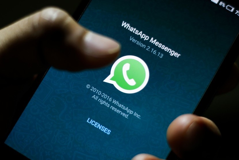 Whatsapp. Dalam aplikasi WhatsApp, pengguna bisa menghapus pesan yang dikirim.