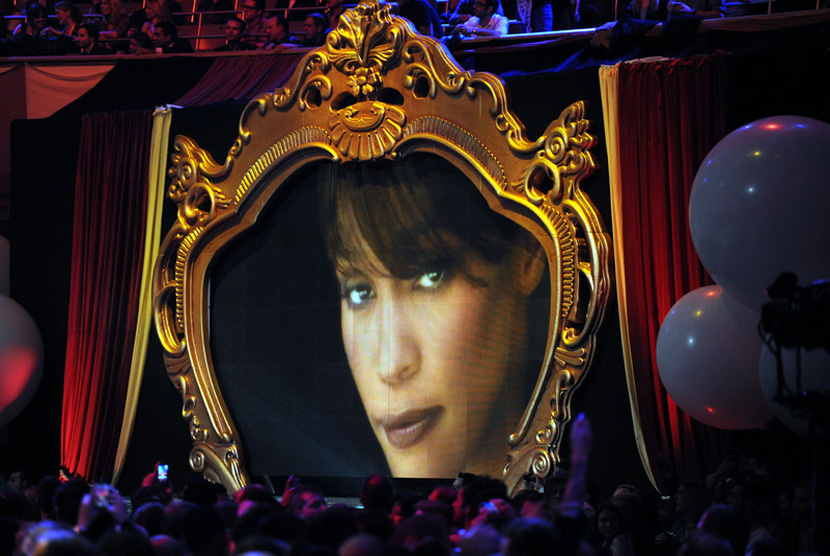 Penyanyi Whitney Houston yang meninggal 11 Februari 2012. Patung Diva Pop itu akan ditempatkan di The National Garden, AS bersama dua ratusan tokoh lainnya. 