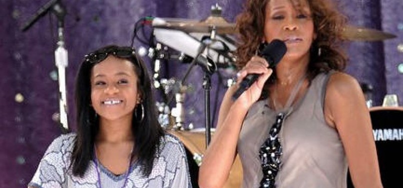 Whitney Houston dan Bobbi Kristina Brown nyanyi berduet dalam acara 'Good Morning America' di Central Park, New York, pada 1 September 2009. 