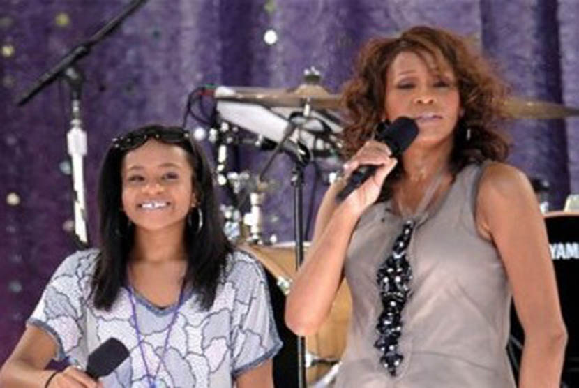 Whitney Houston dan Bobbi Kristina Brown nyanyi berduet dalam acara 'Good Morning America' di Central Park, New York, pada 1 September 2009. 