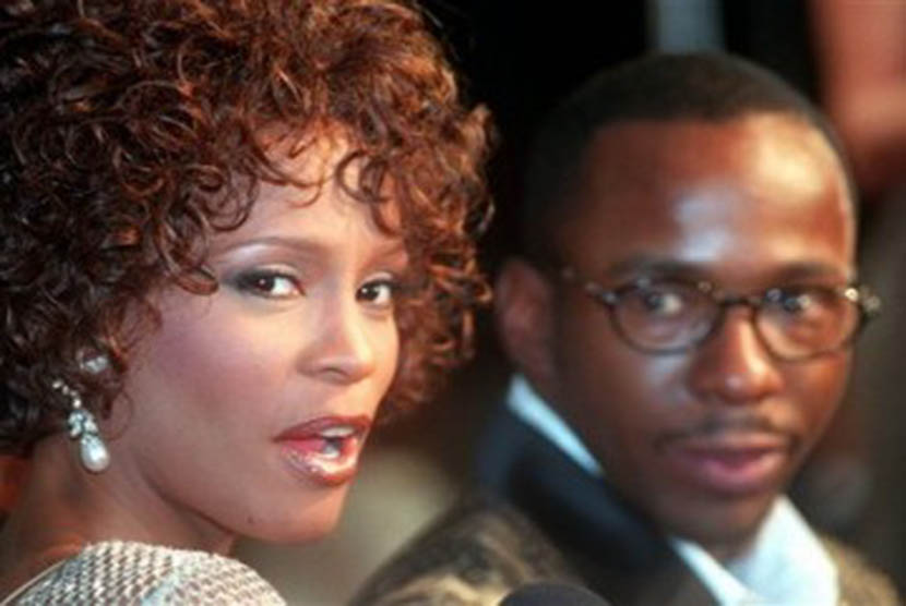 Whitney Houston dan Bobby Brown. Unreleased demo Whitney Houston yang direkam saat berusia 17 tahun terjual di lelang.
