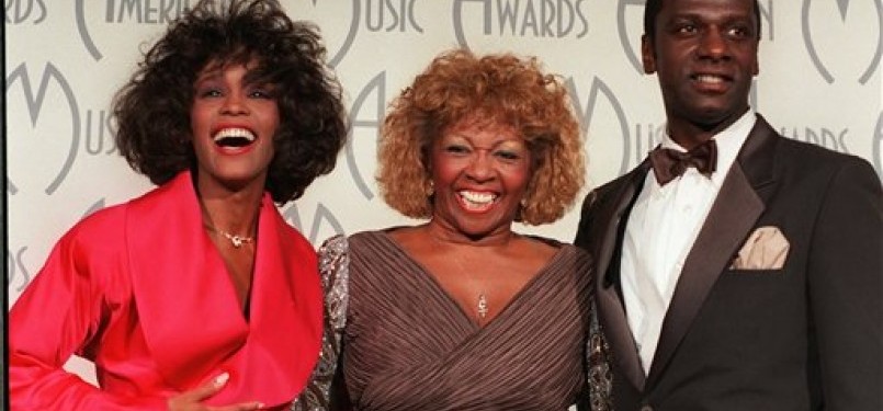 Whitney Houston (kiri) bersama ibunda Cissy Houston (tengah) dan kakaknya Gary saat acara American Music Awards di Shrine Auditorium, Los Angeles, pada 26 Januari 1998. 