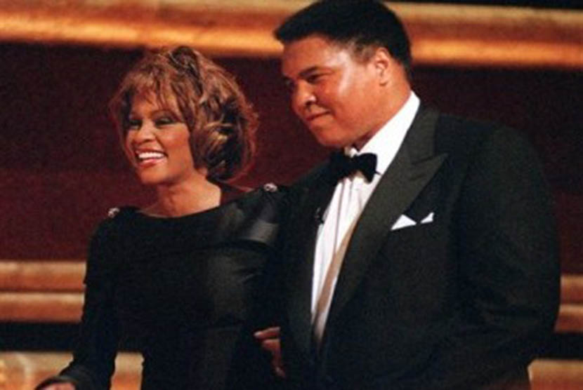 Whitney Houston menyambut petinju legendaris dunia, Muhammad Ali, yang menerima penghargaan GQ 