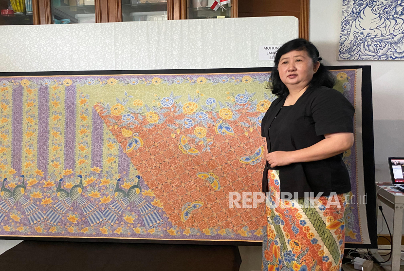 Widianti Widjaja, generasi ketiga Oey Soe Tjoen, saat konferensi pers Pameran Karya 3 Generasi Selama 100 Tahun di kawasan Cilandak, Rabu (16/7/2025). 