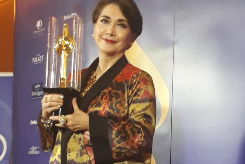 Widyawati dianugerahi Lifetime Achievement dalam ajang Festival Film Indonesia 2018 atas dedikasinya selama 51 tahun di industri perfilman Tanah Air, Ahad (9/12). 