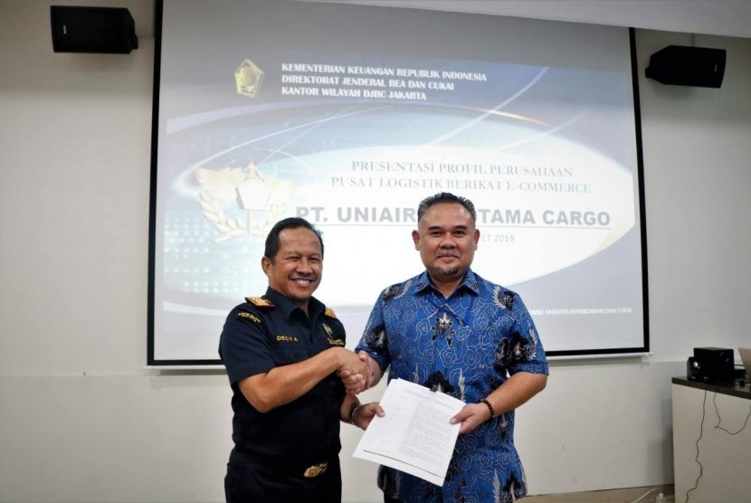 Bea Cukai memberikan izin sebagai Pusat Logistik Berikat (PLB) dan PDPLB (penyelenggara PLB) kepada PT Uniair Indotama Cargo pada Kamis, (28/3).