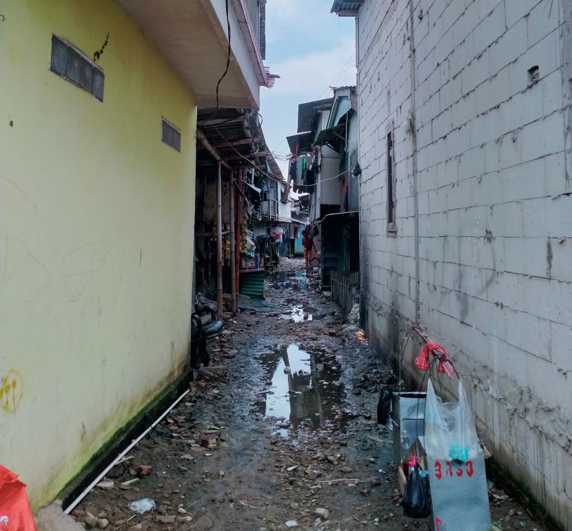 Wilayah RW 022, Muara Angke, Kelurahan Pluit, Kecamatan Penjaringan, Kota Jakarta Utara, Provinsi DKI Jakarta mengalami krisis air sejak lama.