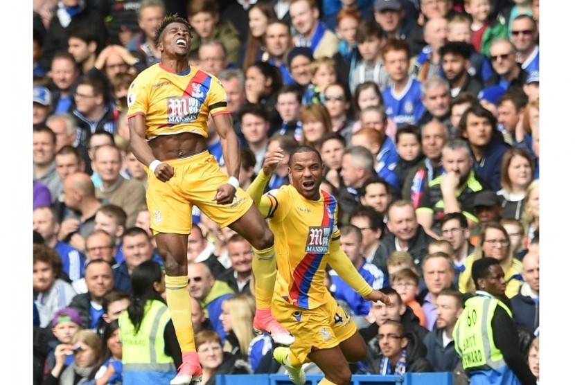 Wilfried Zaha (kiri) melakukan selebrasi seusai menjebol gawang Chelsea.