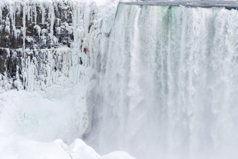 Will Gadd mendaki Air Terjun Niagara setinggi 45 meter