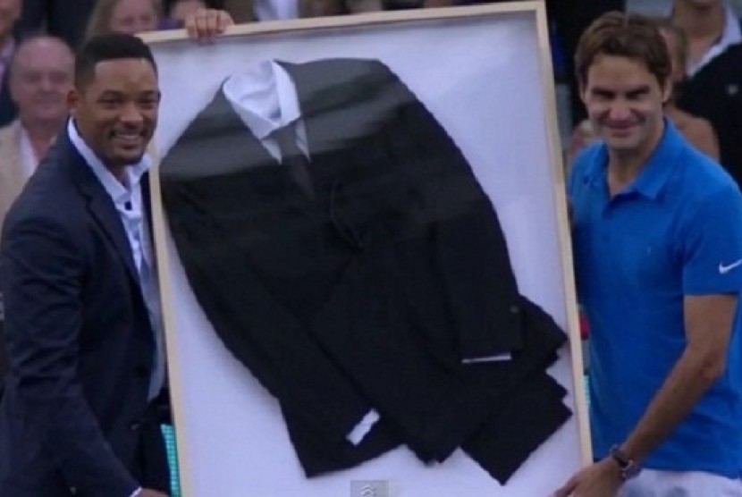Will Smith saat memberikan setelah jas ala agen Men In Black kepada Roger Federer.