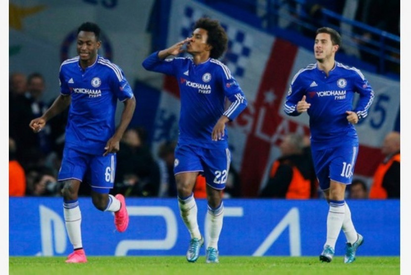 Willian (tengah) usai membobol gawang Dynamo Kiev