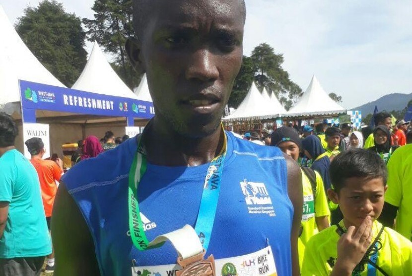 wilson Kipsang, pelari marathon asal Kenya, yang mengikuti West Java Marathon, di Bandung, Ahad (15/10).