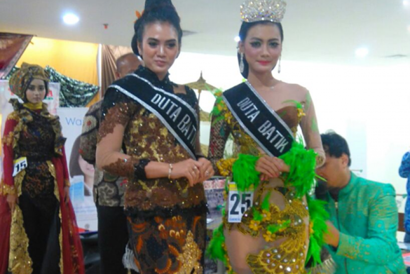 Winda (kanan) bersama Duta Batik Kota Tegal tahun 2015.