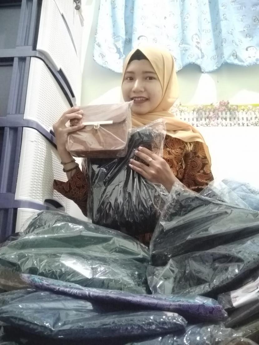  Windriati Nur Hidayat, mahasiswi kampus UBSI Yogyakarta menggeluti bisnis online shop.