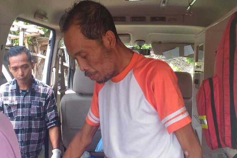  Windyo Suseno (48)  salah seorang pasien yang dikabarkan menderita Tumor di lidah di jemput oleh Ambulan Layanan Kesehatan Cuma- Cuma (LKC) Dompet Dhuafa.