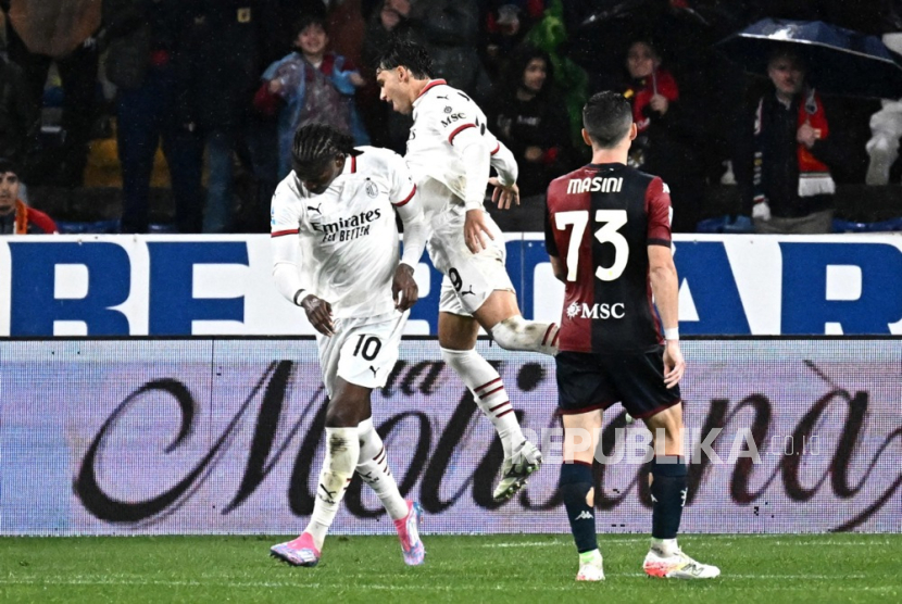 Winger AC Milan Rafael Leao (kiri) merayakan golnya ke gawang Genoa dalam pertandingan Serie A Liga Italia di Stadion Luigi Ferraris, Genoa, Selasa (6/5/2025) dini hari WIB. Milan menang 2-1.