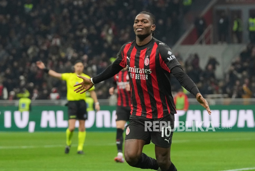 Winger AC Milan Rafael Leao merayakan golnya ke gawang Lazio dalam lanjutan Serie A Liga Italia. 